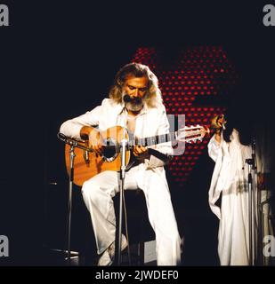 Georges Moustaki, Französischer Chanson Sänger, Liedermacher, Komponist und Lyriker, Auftritt, vers 1976. Georges Moustaki, chanteur français de chanson, auteur-compositeur, compositeur et parolier, spectacle, vers 1976. Banque D'Images