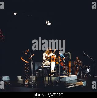 Georges Moustaki, Französischer Chanson Sänger, Liedermacher, Komponist und Lyriker, Auftritt, vers 1976. Georges Moustaki, chanteur français de chanson, auteur-compositeur, compositeur et parolier, spectacle, vers 1976. Banque D'Images