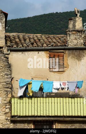 Blanchisserie ou lavage suspendu sur la ligne de lavage ou la ligne de vêtements dans la vieille ville de Nyons Drôme Provence France Banque D'Images