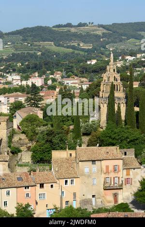 Vue sur la vieille ville de Nyons avec la Tour médiévale en pierre, visite de Randonne et de la Chapelle gothique de notre-Dame-de-bon-secours Nyons Drôme Provence France Banque D'Images