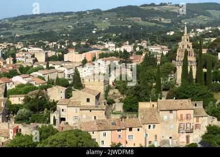 Vue sur la vieille ville de Nyons avec la Tour médiévale en pierre, visite de Randonne et de la Chapelle gothique de notre-Dame-de-bon-secours Nyons Drôme Provence France Banque D'Images