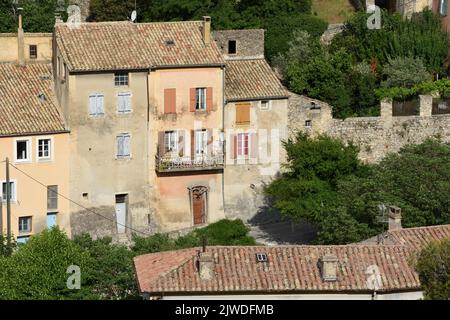 Vue sur les maisons de ville anciennes dans la vieille ville ou le quartier historique de Nyons Drôme Provence France Banque D'Images