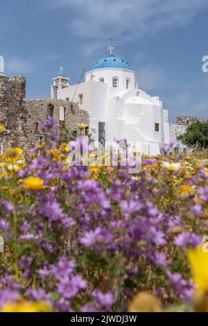 Une église orthodoxe grecque derrière un beau jardin sur le château de Guérini à Astypalea Grèce. Banque D'Images