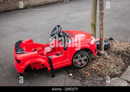 Maquette d'un accident de voiture avec une voiture à pédale d'enfant en collision avec un arbre, pays de Galles, Royaume-Uni Banque D'Images