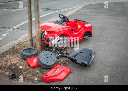 Maquette d'un accident de voiture avec une voiture à pédale d'enfant en collision avec un arbre, pays de Galles, Royaume-Uni Banque D'Images