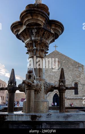 Rhodes, Grèce - 24 août 2022 : vue panoramique colorée sur le port de Mandraki au coucher du soleil. Cathédrale de Podos, église de l'Annonciation et fontaine, Rhodes Grèce Banque D'Images