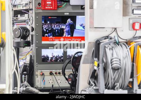 Londres, Royaume-Uni. 5th septembre 2022. Le flux TV en direct est retardé car les moniteurs montrent qu'elle a déjà été élue et fait son discours avant la diffusion montre qu'elle est sur scène - Liz Truss (photo) est choisi comme chef du Parti conservateur lors d'un événement au centre QEII. Elle remplace le Premier ministre Boris Johnson, qui démissionne il y a plus d'un mois et bat Rishi Sunak. Crédit : Guy Bell/Alay Live News Banque D'Images