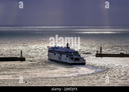 Le ferry Cross-Channel Spirit of Britain (P&O Ferries) quitte le port de Douvres par l'entrée ouest. Banque D'Images