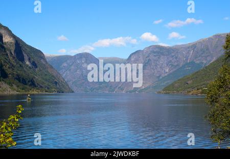 Vues sur l'eau à Aurlandsfjord depuis les sentiers près de Flam en Norvège Banque D'Images