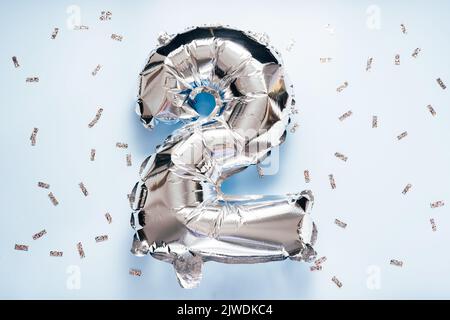 Silber ballon numéro 2 sur fond clair scintillant pour votre desing Banque D'Images