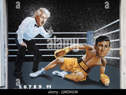 Une fresque de l'artiste Ciaran Gallagher représentant Liz Truss étant déclaré vainqueur par Jacob Rees Mogg après avoir battu Rishi Sunak, qui est compté par Boris Johnson, dans un match de boxe, Qui a été dévoilé à Belfast après que Mme Truss a remporté les élections à la direction du parti conservateur, devenant le prochain premier ministre. Date de la photo: Lundi 5 septembre 2022. Banque D'Images