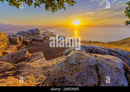 Vue au lever du soleil sur la mer de Galilée, depuis le mont Arbel (côté ouest). Nord d'Israël. Texte sur panneau: Mer de Galilée Lookout Banque D'Images