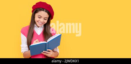 bonne adolescente en béret français, en train de prendre des notes dans le bloc-notes ou le bloc-notes du planificateur, en train d'écrire. Bannière de l'école fille étudiante. Portrait de la jeune fille Banque D'Images