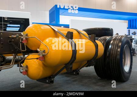 Châssis exposé, moteur et engrenages d'un bus alimenté au gaz naturel sur l'exposition LAT.BUS 2022, tenue dans la ville de São Paulo. Banque D'Images