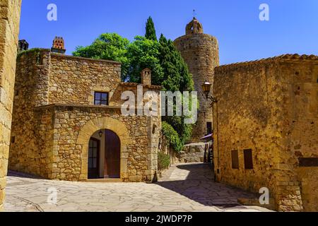 Maisons construites en pierre dans le pittoresque village médiéval de Pals, Gérone, Catalogne. Banque D'Images