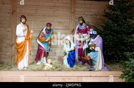 Scène traditionnelle de la nativité de noël avec le bébé Jésus-Christ, Marie, Joseph et trois Mages Banque D'Images