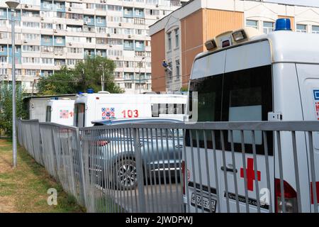 RUSSIE, MOSCOU - 28 AOÛT 2022: Voiture auto ambulance transport véhicule secours d'urgence camionnette, pour les soins hospitaliers pour les premiers secours, urgent Banque D'Images