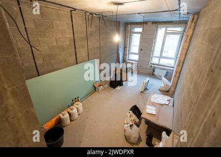 Le processus d'installation de cadres métalliques pour placoplâtre - cloisons sèches - pour la fabrication de murs de gypse dans l'appartement est en construction, remodelage Banque D'Images