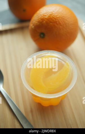 gelée orange colorée sur l'assiette de la table, Banque D'Images