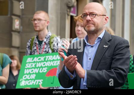 Edinburgh, Écosse, Royaume-Uni, 05 septembre 2022. Patrick Harvie MSP, co-dirigeant des Verts écossais, se joint aux manifestants des chambres de ville avant une marche sur le Parlement écossais pour faire campagne pour l'égalité transgenre. Credit sst/alay Live News Banque D'Images