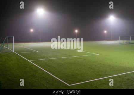 Image du terrain de football de nuit avec projecteur Banque D'Images