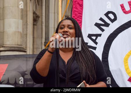 Londres, Royaume-Uni. 5th septembre 2022. Le député du travail Bell Ribeiro-Addy parle à la démonstration. Des manifestants pro-réfugiés se sont rassemblés devant les cours royales de justice alors que la haute Cour avait lancé une contestation contre l'envoi de réfugiés au Rwanda. Credit: Vuk Valcic/Alamy Live News Banque D'Images