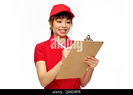 bonne femme de livraison avec presse-papiers et stylo Banque D'Images