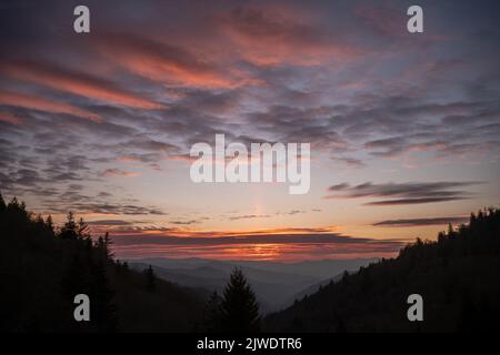 Le soleil s'élève au-dessus des Great Smoky Mountains depuis la vue de Mills au début de l'automne Banque D'Images