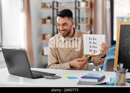 professeur de mathématiques masculin ayant cours en ligne à la maison Banque D'Images