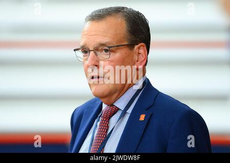 03 septembre 2022: Syracuse le directeur Orange de l'athlétisme John Wildhack regarde avant le match contre les Cardinals de Louisville le samedi 3 septembre 2022 au JMA Wireless Dome à Syracuse, New York. Riche Barnes/CSM Banque D'Images