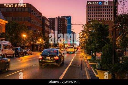 Lexington, Kentucky, 16 octobre 2016 : circulation en soirée sur main Street dans le centre-ville de Lexington, Kentucky Banque D'Images
