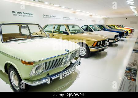 Munich, Allemagne, 29 septembre 2015 : voitures BMW série 3 au musée BMW de Munich, Allemagne Banque D'Images