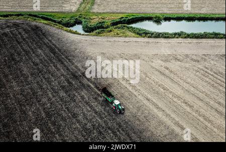2022-09-05 15:22:56 Une image de drone d'un agriculteur qui répand du fumier sur son champ à Klaaswaal, pays-Bas, le 05 septembre 2022. La position exceptionnelle selon laquelle les agriculteurs néerlandais sont autorisés à répandre plus de fumier que les agriculteurs d'autres pays est restreinte. ANP JEFFREY GROENEWEG pays-bas hors - belgique hors Banque D'Images