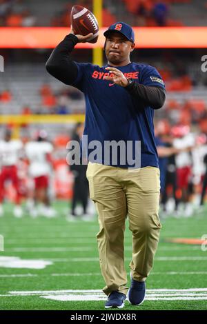 03 septembre 2022 : Tony White, coordinateur défensif Orange de Syracuse avant le match contre les cardinaux de Louisville, le samedi 3 septembre 2022, au JMA Wireless Dome à Syracuse, New York. Riche Barnes/CSM Banque D'Images