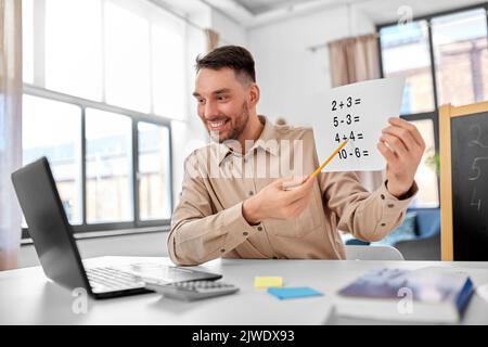 professeur de mathématiques masculin ayant cours en ligne à la maison Banque D'Images
