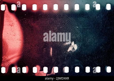 Texture ou surface poussiéreuse et rugueuse du film 35 mm.Film perforé rayé isolé sur fond blanc. Banque D'Images