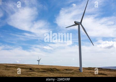 Todmorden est au confluent de trois vallées escarpées de Pennine et est entouré de landes avec des affleurements de grès. La frontière historique entre le Yorkshire et le Lancashire est la rivière Calder et son affluent, Walsden Water, qui traverse la ville. La frontière administrative a été modifiée par la loi de 1888 sur les administrations locales, qui a placé toute la ville dans la circonscription ouest. La ville est desservie par les gares de Todmorden et Walsden. La ville et le proche parc éolien sont présentés dans le nouveau drame ITV Ridley avec Adrian Dunbar crédit: Windmill Images/Alamy Liv Banque D'Images