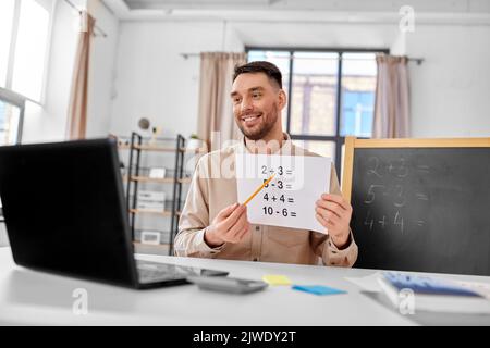 professeur de mathématiques masculin ayant cours en ligne à la maison Banque D'Images