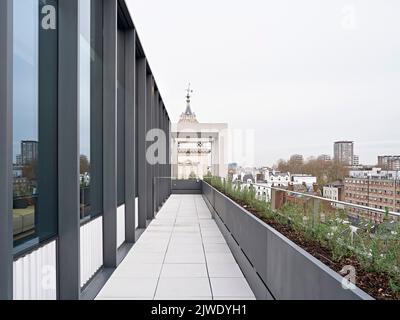 Vue sur la terrasse du toit. 50 Eastbourne Terrace, Londres, Royaume-Uni. Architecte: Sheppard Robson, 2021. Banque D'Images
