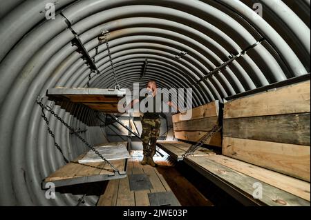 RÉGION de ZAPORIZHHIA, UKRAINE - 02 SEPTEMBRE 2022 - Un militaire présente l'une des « capsules » métalliques spéciales utilisées pour apporter des améliorations aux installations défensives, Zaporizhzhia, au sud-est de l'Ukraine. Banque D'Images