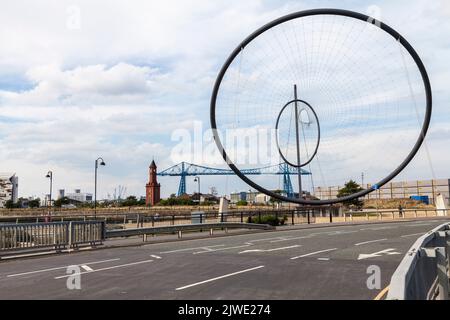 Une vue de la structure art Temenos par Anish Kapoor avec la tour de l'horloge et transporter Bridge en arrière-plan à Middlesbrough Banque D'Images