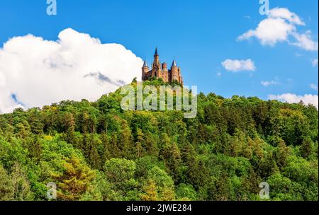 Château de Hohenzollern sur la colline verdoyante, journée ensoleillée en Allemagne Banque D'Images