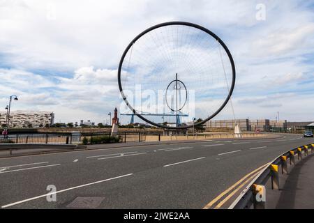 Une vue de la structure art Temenos par Anish Kapoor avec la tour de l'horloge et transporter Bridge en arrière-plan à Middlesbrough Banque D'Images