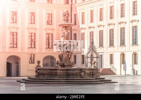 Fontaine ornementale sur le château de Prague Banque D'Images