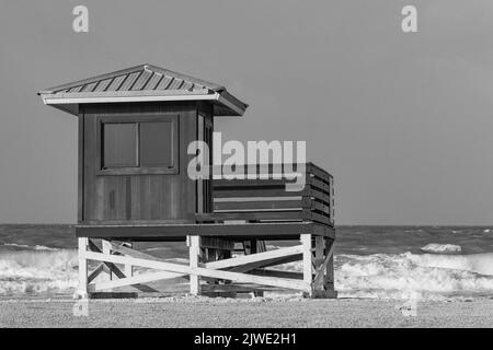 Maison colorée de sauveteur sur la belle Venice Beach, Floride en monochrome Banque D'Images