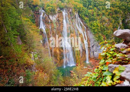 Belle cascade, Parc national des lacs de Plitvice, Dalmatie, Croatie Banque D'Images