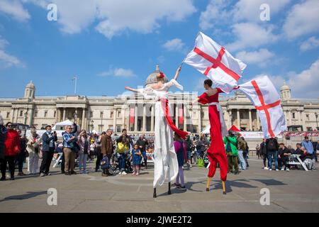 Les gens regardent des spectacles acrobatiques pendant qu'ils se rassemblent pour les célébrations de la Saint-Georges à Trafalgar Square, dans le centre de Londres. Banque D'Images