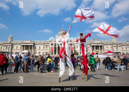 Les gens regardent des spectacles acrobatiques pendant qu'ils se rassemblent pour les célébrations de la Saint-Georges à Trafalgar Square, dans le centre de Londres. Banque D'Images