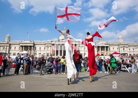 Les gens regardent des spectacles acrobatiques pendant qu'ils se rassemblent pour les célébrations de la Saint-Georges à Trafalgar Square, dans le centre de Londres. Banque D'Images