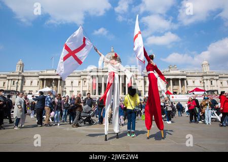 Les gens regardent des spectacles acrobatiques pendant qu'ils se rassemblent pour les célébrations de la Saint-Georges à Trafalgar Square, dans le centre de Londres. Banque D'Images